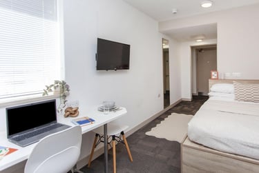1 bed studio, Kings Road, City Centre, Reading, RG14HP - Image 1